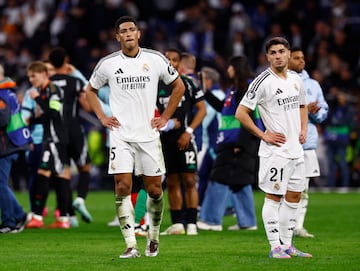 Los futbolistas del Real Madrid lamentan la derrota.