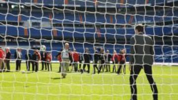 Los miembros del COI le lanzan penaltis a Iker en el Bernabéu