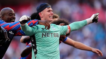 Dean Henderson, celebrando la FA Cup.