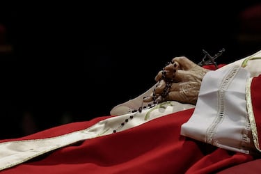 El cuerpo del ex Papa Benedicto XVI en la Basílica de San Pedro en el Vaticano, el 2 de enero de 2023. 