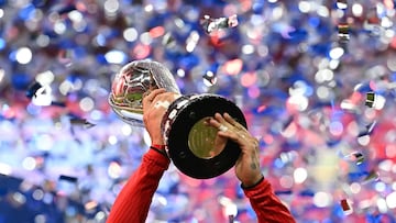 Toluca's forward #09 Alexis Vega lifts the trophy after winning the Liga MX Apertura final second leg football match between Toluca and Tigres at the Nemesio Diez stadium in Toluca, Mexico on December 14, 2025. (Photo by Yuri CORTEZ / AFP)