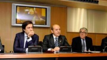 <b>CALIENTE. </b>Roig, Macua, Del Nido, Sánchez Llibre, Agapito y Aperribay, en una reunión de la Liga.