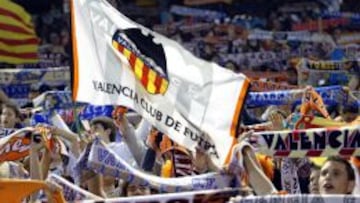 Los aficionados del Valencia celebran un gol.