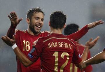 El centrocampista de la selección española Juan Bernat (d) celebra su gol, cuarto del equipo, con su compañero Jordi Alba, durante el partido de clasificación para la Eurocopa 2016