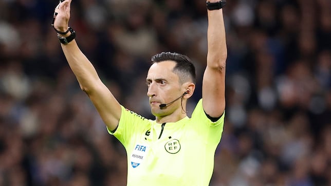 Who is José María Sánchez Martínez, the referee selected to oversee Saturday’s El Clásico?