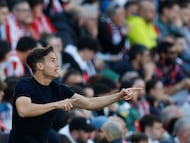 MADRID, 28/02/2026.- El entrenador del Rayo Vallecano, Íñigo Pérez, durante el partido de Liga disputado este sábado en el estadio de Vallecas. EFE/Javier Lizón
