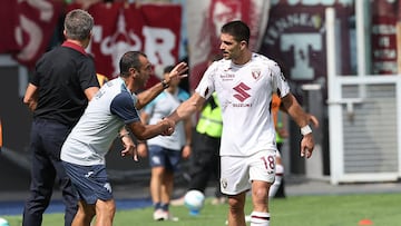 Soccer Football - Serie A - AS Roma v Torino - Stadio Olimpico, Rome, Italy - September 14, 2025 Torino's Giovanni Simeone celebrates scoring their first goal with assistant coach Leonardo Colucci REUTERS/Ciro De Luca