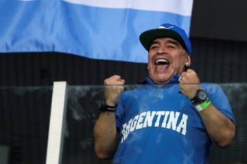 Diego Maradona alentando a Argentina en Zagreb. 