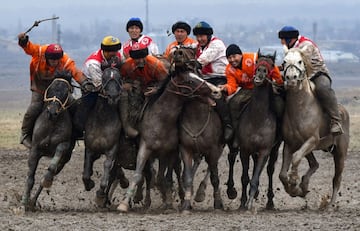 Un grupo de jinetes kirguisos practica el kok-boru, el deporte tradicional de Asia Central, en el pueblo de Sokuluk, a unos 20 kilómetros de Biskek, la capital y la ciudad más poblada de Kirguistán. El kok-boru es un juego de caballos en el que los participantes obtienen puntos por colgar una piel de oveja en el poste de la portería contraria.