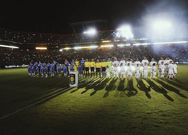 Pese a que Real Madrid y Chelsea sólo se han visto las caras en las finales de la Recopa de 1971 y de la Supercopa de Europa en 1998, ambos equipos se han enfrentado en sendos amistosos durante su gira por los Estados Unidos. En 2013, los blancos derrotaron a los londinenses por 3-1 en Miami, con goles de Marcelo y de Cristiano Ronaldo. Ese verano, José Mourinho había cambiado de banquillo una vez acabado su contrato con el Real Madrid. Ese encuentro se tornó en un duelo entre el técnico y su exequipo, en especial Cristiano Ronaldo, así que el triunfo blanco fue considerado como una dulce venganza de sus exjugadores. El segundo, fue también en tierras americanas. En esta ocasión en 2016, y de nuevo los blancos superaron a los ‘blues’ por 3-2, con dos goles de Marcelo y otro de Mariano. Hazard, por partida doble, recortó para los londinenses…