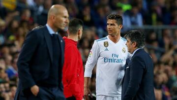 Cristiano, con el médico del Madrid.