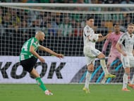 Amrabat dispara para marcar el 2-0 ante el Panathinaikos.