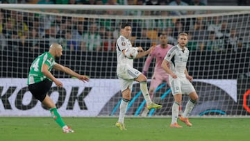 Amrabat dispara para marcar el 2-0 ante el Panathinaikos.