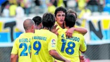 <b>HÉROE INESPERADO. </b>Lamas, autor de dos goles ayer, es abrazado por Álvaro, mientras que Márquez y Miguel acuden a celebrarlo.