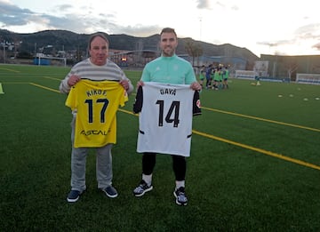 Paco Femena, padre Kiko; y ?lex Gay, hermano de Gay, posan con sus camisetas.