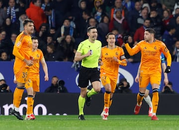 Contraataque del Rea Madrid, Kylian Mbapp avanza con el baln controlado y Carlos Romero entra a destiempo con los tacos por delante en el gemelo del jugador francs. El VAR no avisa a Mu?iz Ruiz, que s muestra la cartulina amarilla al defensa perico.