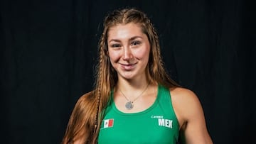 Regina Tarin posa con una indumentaria de MMA de la empresa Combate Américas.