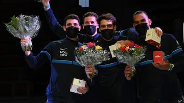 El equipo formado por Yulen Pereira, Manuel Bargues, Eugeni Gavaldas y &Aacute;ngel Fabregat posa tras lograr la medalla de plata en la Copa del Mundo de Esgrima de Berna.