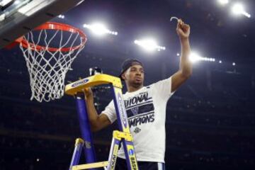 Phil Booth de Villanova Wildcats corta la red de la canasta.