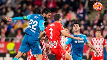 GIRONA, 21/04/2025.- El centrocampista del Betis Isco (i) anota un gol durante el encuentro correspondiente a la jornada 32 de Laliga EA Sports que disputan hoy lunes Girona y Betis en el estadio de Montilivi, en Girona. EFE / David Borrat