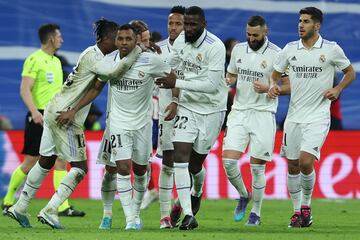 1-1. Los jugadores del Real Madrid felicitan a Rodrygo tras marcar el primer gol.