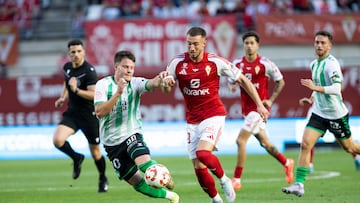 Flakus conduce la bola perseguido por Aspra.