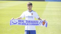 Llu&iacute;s L&oacute;pez posa con una bufanda del Real Zaragoza en su presentaci&oacute;n en La Romareda.