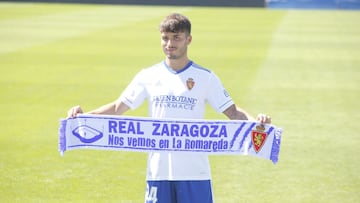 Llu&iacute;s L&oacute;pez posa con una bufanda del Real Zaragoza en su presentaci&oacute;n en La Romareda.