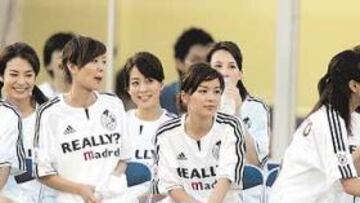 <b>ELLAS DICEN 'SÍ'. </b>El magnetismo de los cracks madridistas en Japón quedó patente el verano pasado en actos como éste, con varias jóvenes vestidas de blanco.