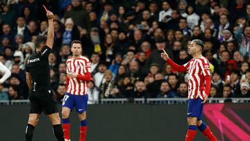 MADRID 25/02/2023.- El colegiado Gil Manzano (i) muestra tarjeta roja al delantero argentino del Atlético de Madrid Ángel Correa (d) durante el partido de la jornada 23 de LaLiga que enfrenta este sábado al Real Madrid y al Atlético de Madrid en el estadio Santiago Bernabéu, en Madrid. EFE/ Rodrigo Jiménez
