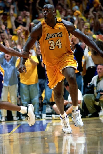 Una imagen ya icónica: Shaquille celebra el alley-oop que le sirve Kobe en plena remontada ante Portland Trail Blazers. Son los playoffs de 2000, rumbo al anillo ante un Staples en éxtasis.