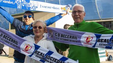 Varios aficionados del Becerril, en el Reale Arena
