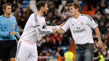 Sergio Ramos saluda a Magnus Carlsen en el saque de honor que realiz&oacute; el ajedrecista noruego, flamante campe&oacute;n del mundo, en el Santiago Bernab&eacute;u.