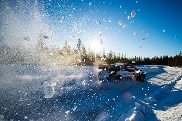 Suecia es la cita tradicional de la nieve en los rallys, pero este año no se ha podido correr allí y Finlandia coge el testigo con el Arctic Rally, que puntúa por primera vez en el Campeonato del Mundo y que deja imágenes espectaculares en sus paisajes nevados como esta de Kalle Rovanpera con su Toyota Yaris en la jornada de ayer.