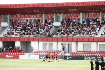 Un grupo de aficionados viendo el entrenamiento. 