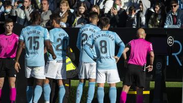 El árbitro González Fuertes observa en el monitor del VAR la acción del tanto anulado a Thiago Galhardo contra el Real Madrid.