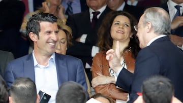 Figo charla con Florentino en el palco.