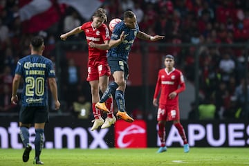  (L-R), Marcel Ruiz of Toluca and Jonathan Rodriguez of America during the game America vs Toluca, corresponding to Group A of the Sky Cup 2022, at Nemesio Diez Stadium, on December 19, 2022.

<br><br>

 (I-D), Marcel Ruiz de Toluca y Jonathan Rodriguez de America  durante el partido America vs Toluca, correspondiente al Grupo A de la Copa Sky 2022, en el Estadio Nemesio Diez, el 19 de Diciembre de 2022.