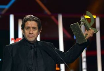 Pedro Casablanc alzó el caballo de los Premios Ondas durante su recibimiento.