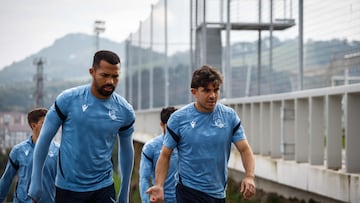 Yangel Herrera y Jon Aramburu se dirigen al entrenamiento de la Real en Zubieta. /REAL SOCIEDAD