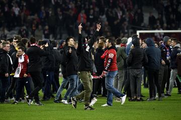 Los aficionados del Lille invadieron el campo e intentaron agredir a su propios jugadores.