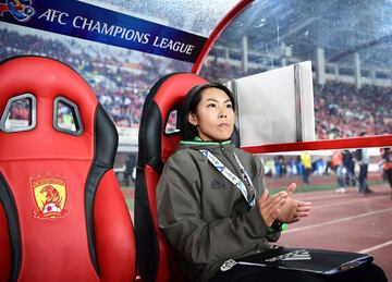 Con solo 26 a?os, Chan Yuen-Ting se convirti車 en la primera mujer al frente de un equipo masculino que consigui車 ganar la Liga de Hong Kong al perder solo uno de los quince partidos. Dirige el Eastern AA desde 2015 y en 2016 fue elegida como una de las 100 mujeres del a?o por la BBC. En Hong Kong no hay liga profesional femenina, pero el ejemplo de Chang Yuen-Ting puede servir para que cambien las cosas y ser un modelo de inspiraci車n para otras mujeres.