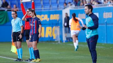 BARCELONA, 20/11/2022.- La jugadora del FC Barcelona Bruna (3i) se dispone a salir al terreno de juego tras permanecer apartada por una lesión durante su partido de la Liga F de fútbol contra el Deportivo Alavés, disputado este domingo en el Estadi Johan Cruyff, en Barcelona. EFE/ Toni Albir