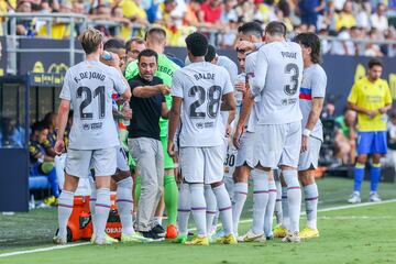Xavi Hernández dando instrucciones a los jugadores del Barcelona.