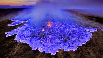 volcan kawah ijen lava azul fuego azul lago ijen agua azul turquesa agua toxica volcanes raros indonesia java volcanes activos erupcion magma mava fuego reaccion quimica azufre oxigeno fuego azul