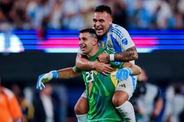 East Rutherford (United States), 10/07/2024.- Goalkeeper Emiliano Martinez (L) of Argentina celebrates with Lautaro Martinez (R) after Argentina defeated Canada 2-0 at the end of the CONMEBOL Copa America 2024 Semi-finals match between Argentina and Canada, in East Rutherford, New Jersey, USA, 09 July 2024. EFE/EPA/JUSTIN LANE
