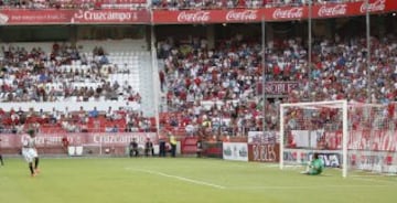 Bacca jugador del Sevilla engañó perfectamente al portero Guaita lanzando la pena máxima a la derecha de la portería. Gol 1-0