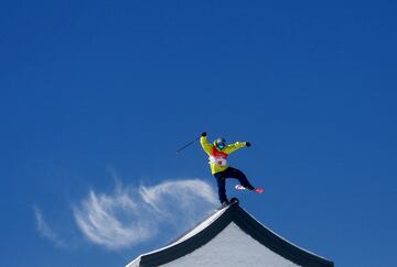 El sueco Jesper Tjader en acción durante la final de esquí de estilo libre de los Juegos Olímpicos de Invierno de Beijing de 2022. 