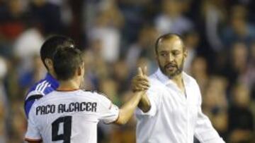 El entrenador portugués del Valencia, Nuno Espírito Santo (d), felicita a Paco Alcácer al término del partido