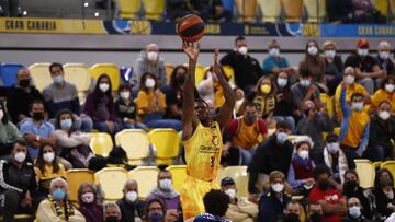 Dylan Ennis lanza durante un partido.